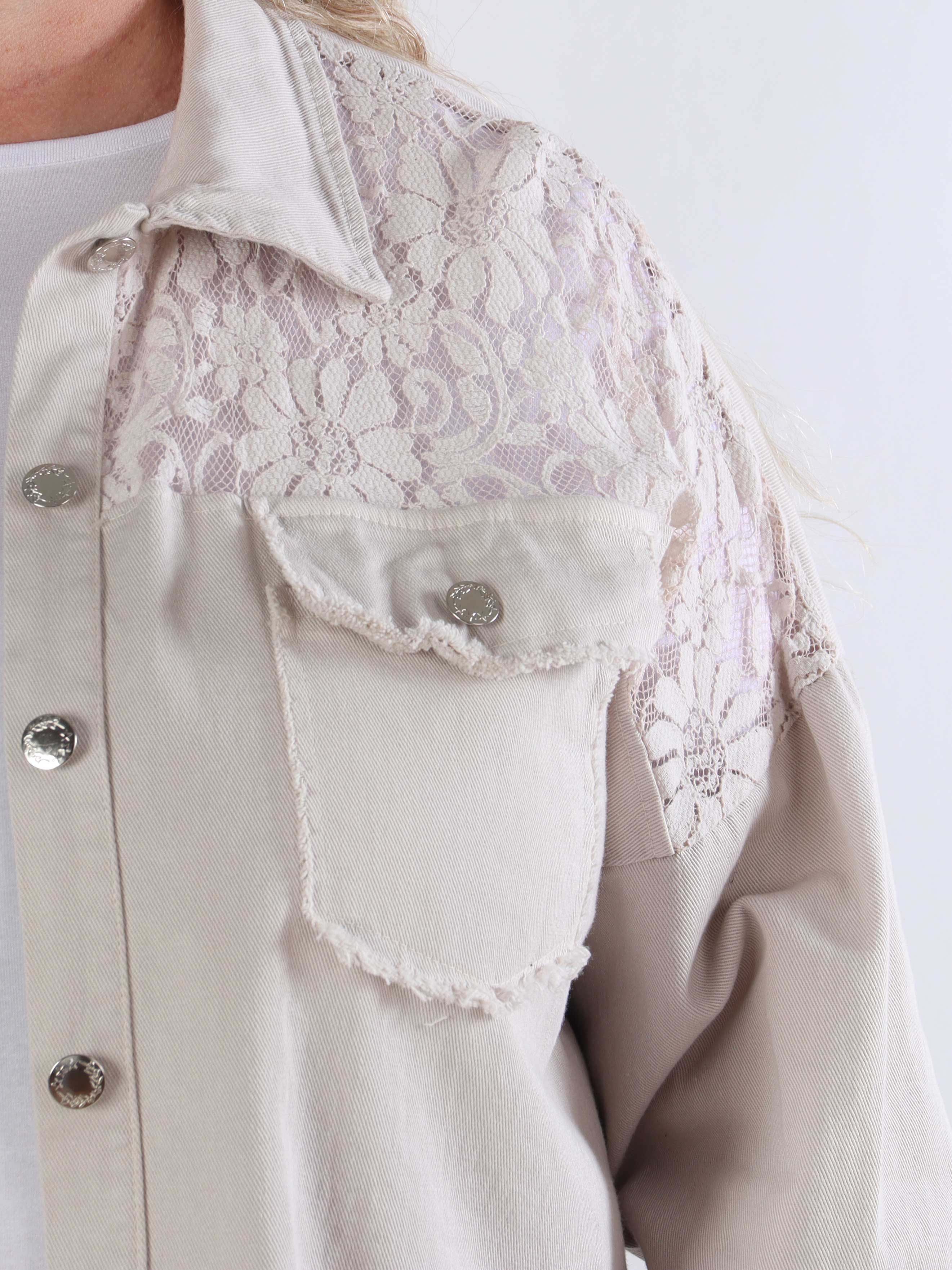 Scarlett - Plus size denimjakke med blonde på skuldrene